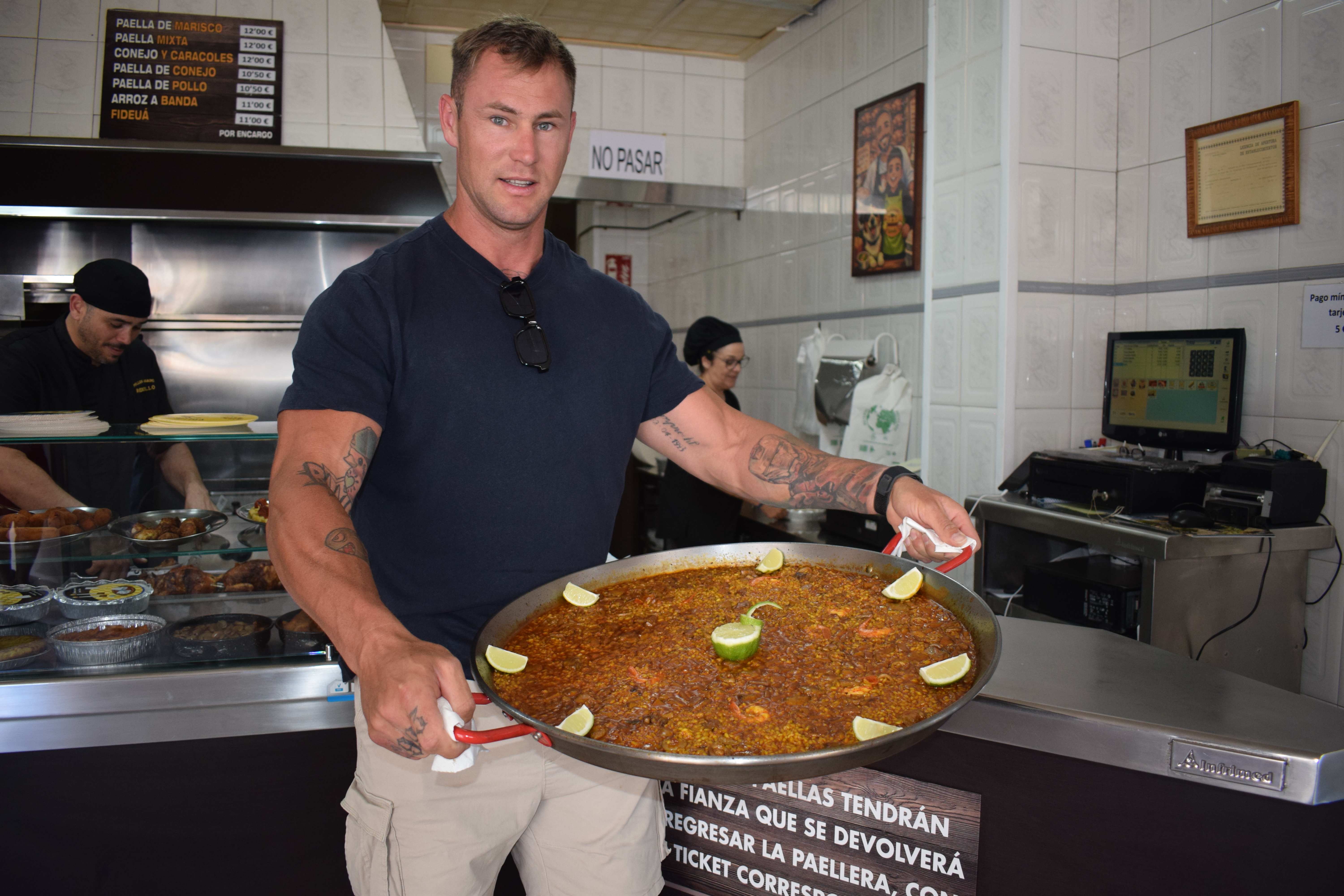 Cliente satisfecho con paella - Pollería Rebollo